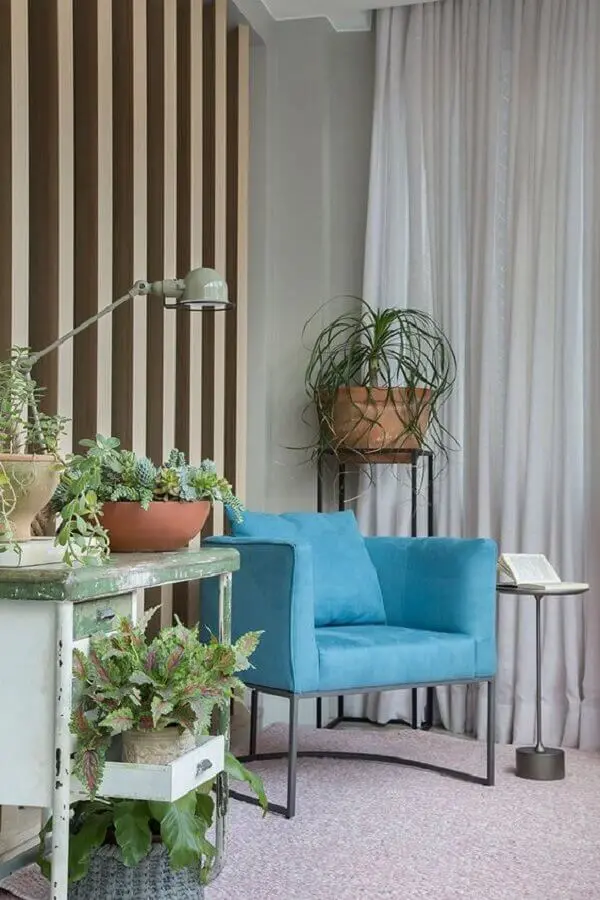 decoração com vasos de plantas e poltrona azul turquesa moderna Foto Casa de Valentina