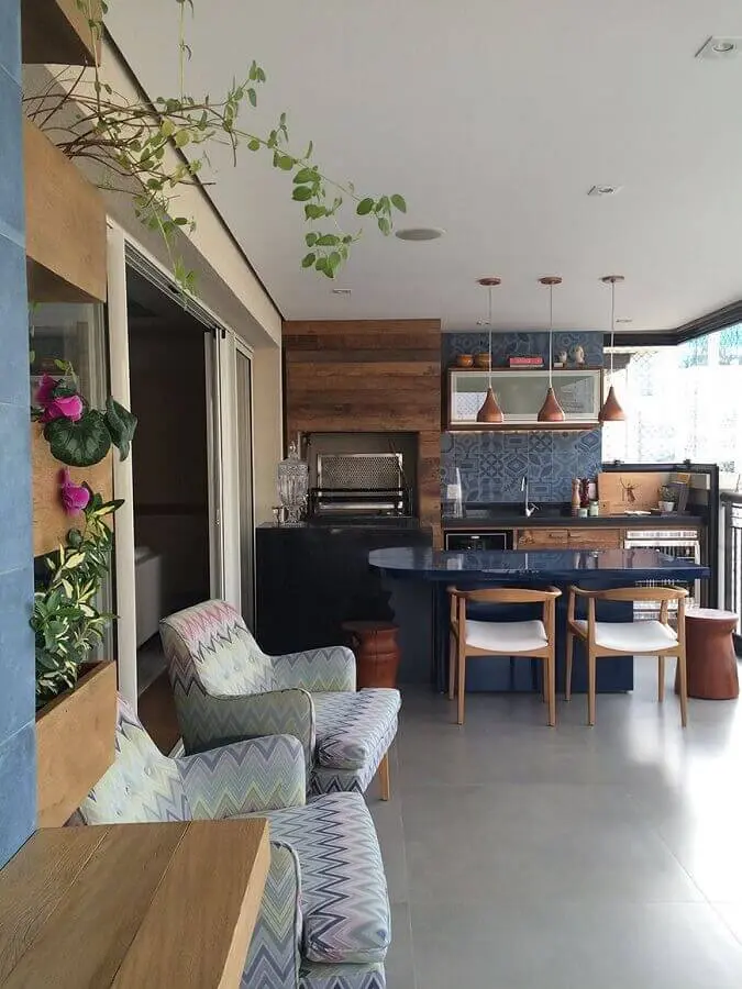 decoração de apartamento com varanda gourmet com churrasqueira e bancada planejada Foto Otimizi