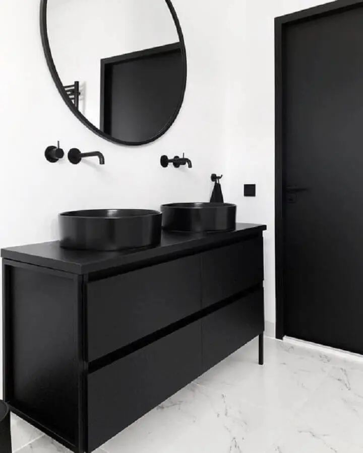 decoração de banheiro minimalista preto e branco com espelho redondo  Foto Pinterest