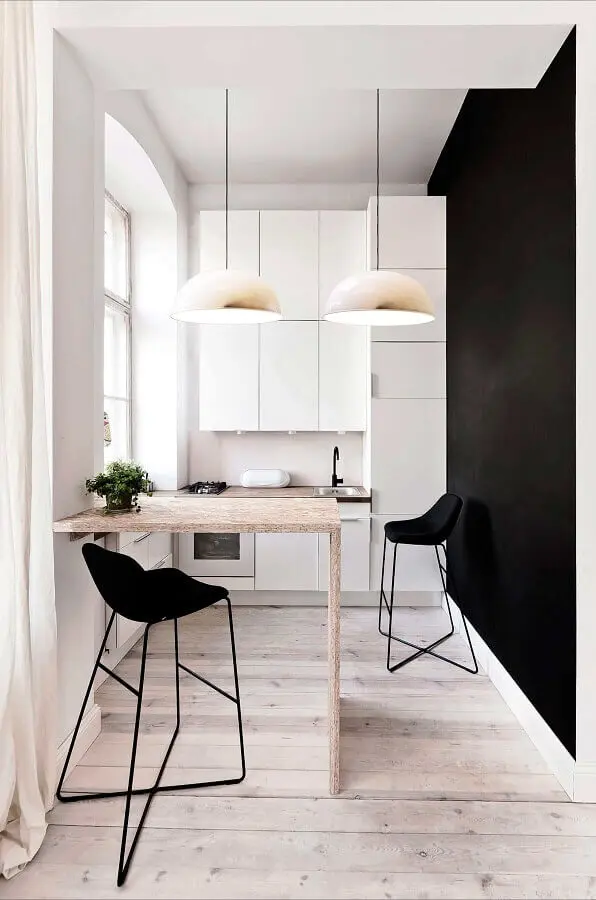 decoração de cozinha preto e branco minimalista com bancada de madeira Foto Decor Puzzle