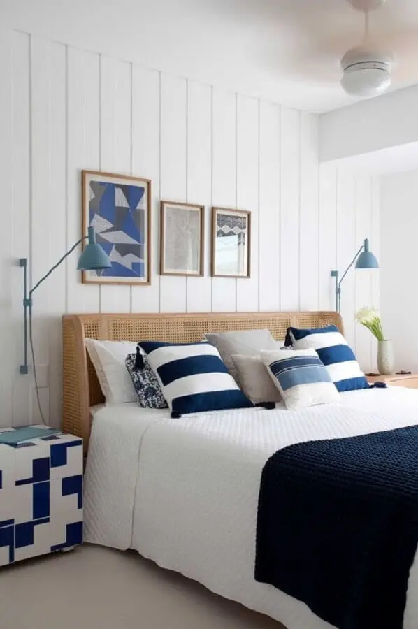 decoração de quarto azul e branco com abajur de parede cabeceira Foto Conexão Décor
