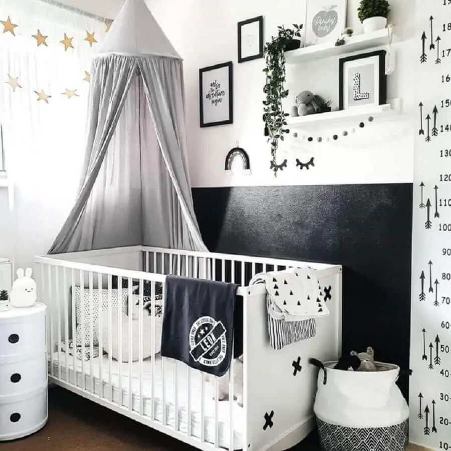 decoração de quarto de bebê preto e branco com dossel para berço Foto Pinterest