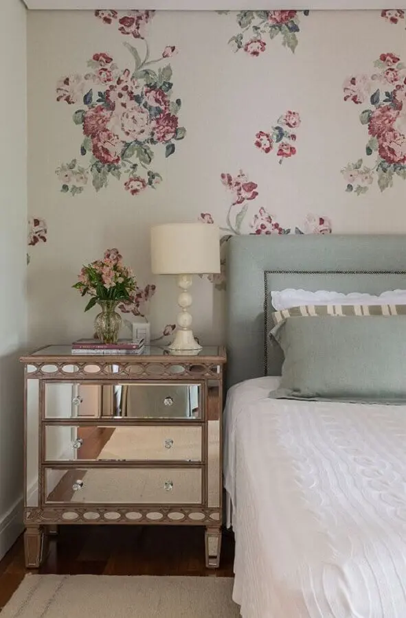 decoração de quarto de casal com papel de parede delicado feminino e vintage Foto Pinterest