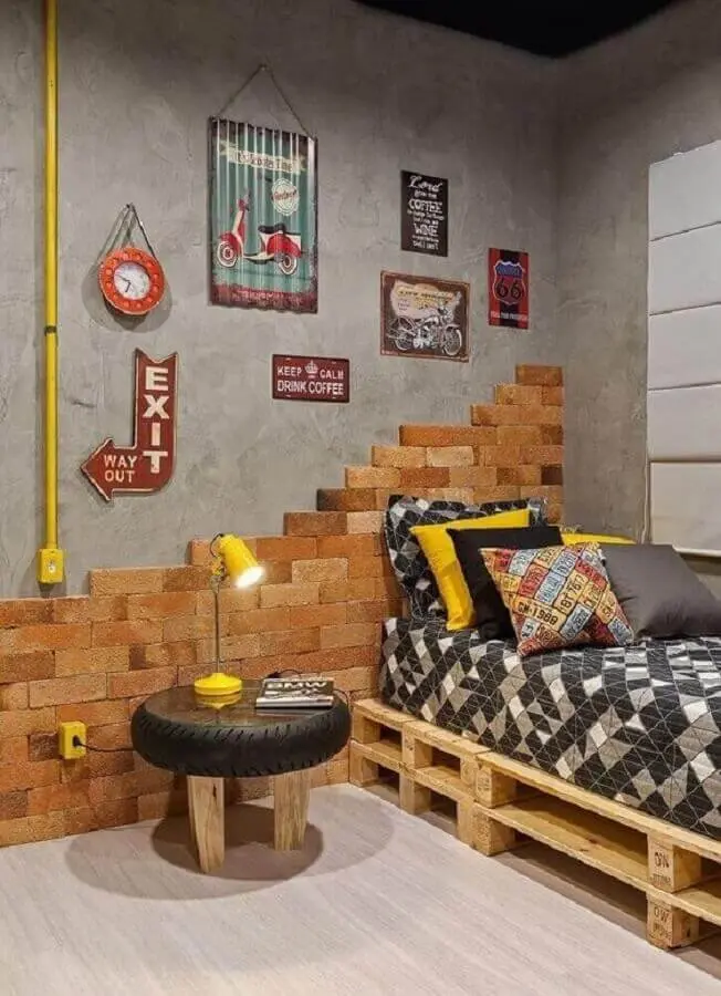 decoração de quarto masculino solteiro rústico com cama de pallet Foto Jeito de Casa