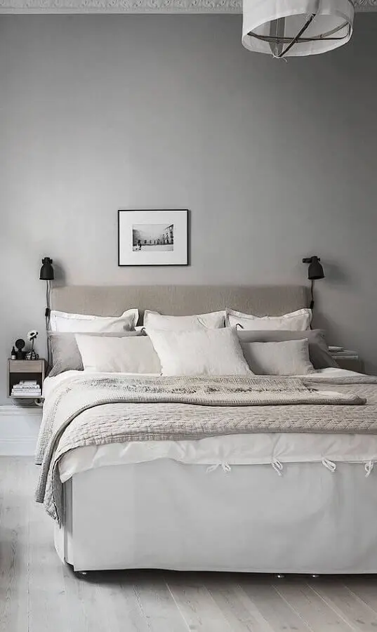 decoração de quarto minimalista cinza claro com luminária de parede Foto Coco Lapine Design