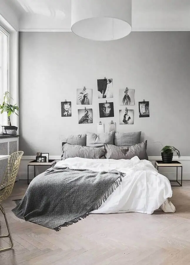 decoração de quarto minimalista com foto preto e branco na cabeceira da cama Foto Decorholic