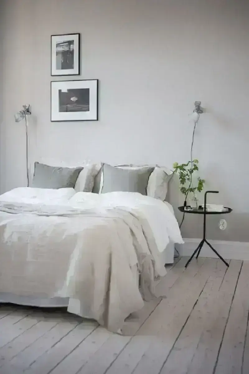 decoração de quarto minimalista com mesa lateral redonda e luminária de parede Foto Coco Lapine Design