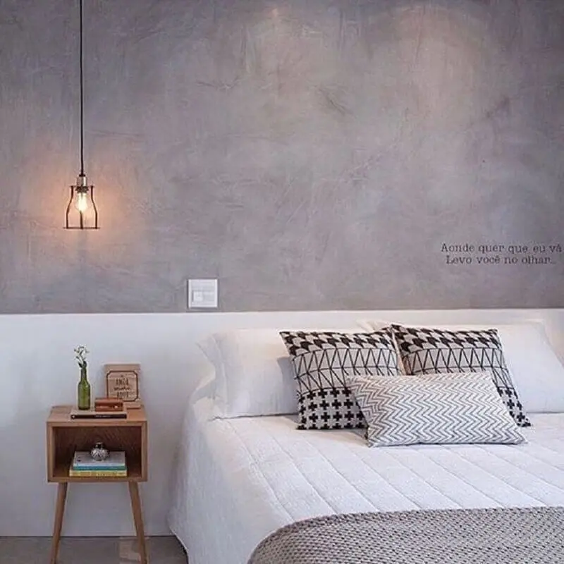 decoração de quarto minimalista com parede de cimento queimado e criado mudo pequeno de madeira Foto Espaço Mulher