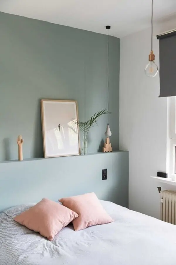 decoração de quarto minimalista com parede verde menta e almofada rosa pastel Foto Pinterest