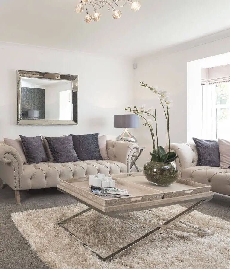 decoração de sala bege e cinza com sofá capitonê e tapete felpudo Foto Pinterest