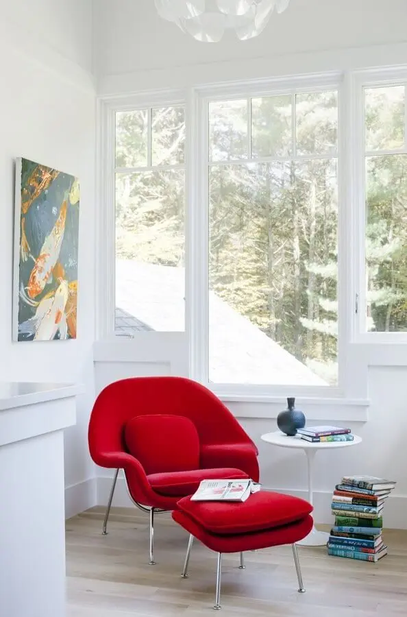 decoração de sala branca com poltrona moderna vermelha com puff Foto LDa Architects