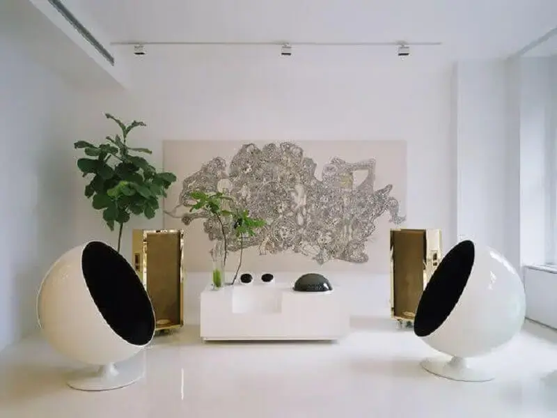 decoração de sala branca com poltronas modernas e confortáveis redondas Foto Homify