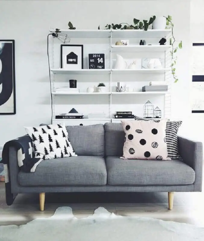 decoração de sala branca com sofá 2 lugares pequeno cinza retrô Foto Pinterest
