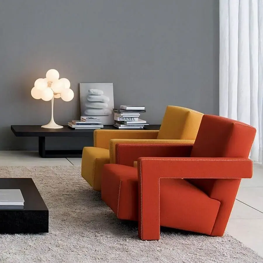 decoração de sala cinza com poltronas modernas e confortáveis coloridas Foto Montacasa