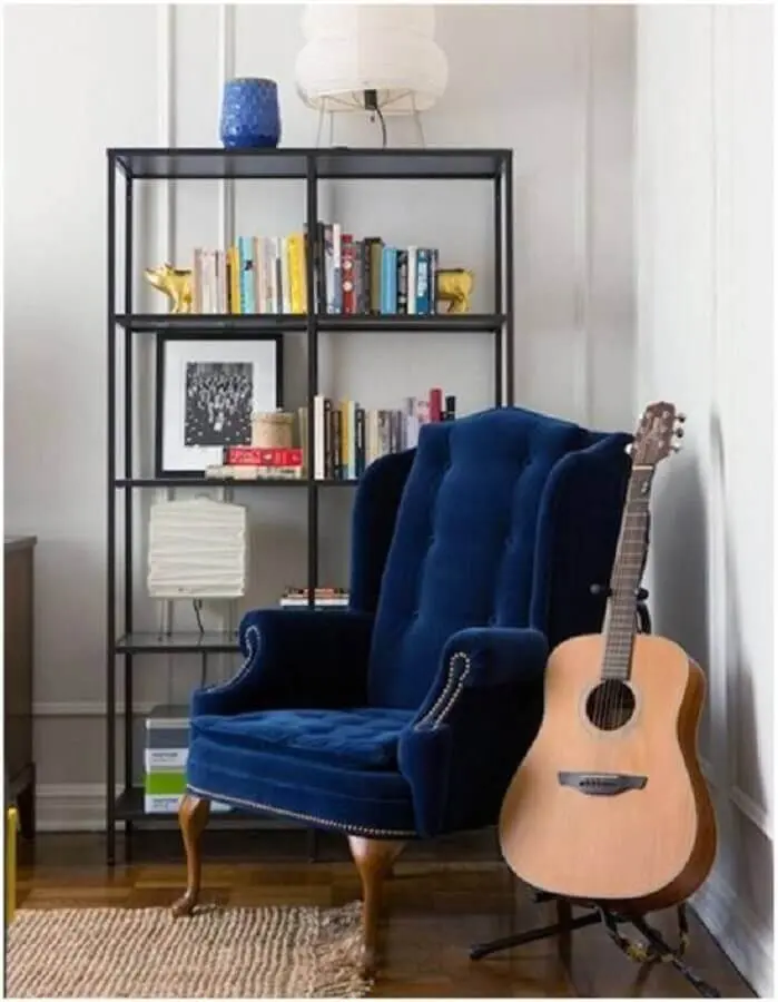 decoração de sala com estante industrial e poltrona azul escuro clássica Foto Jeito de Casa