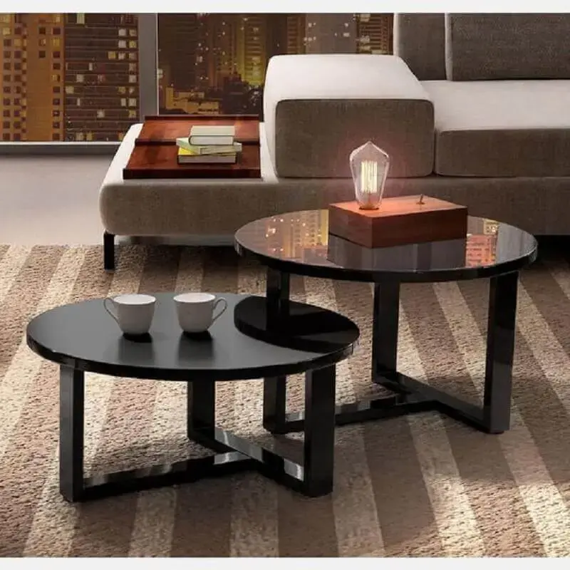 decoração de sala com tapete listrado e mesa de centro redonda preta Foto l'oeil móveis