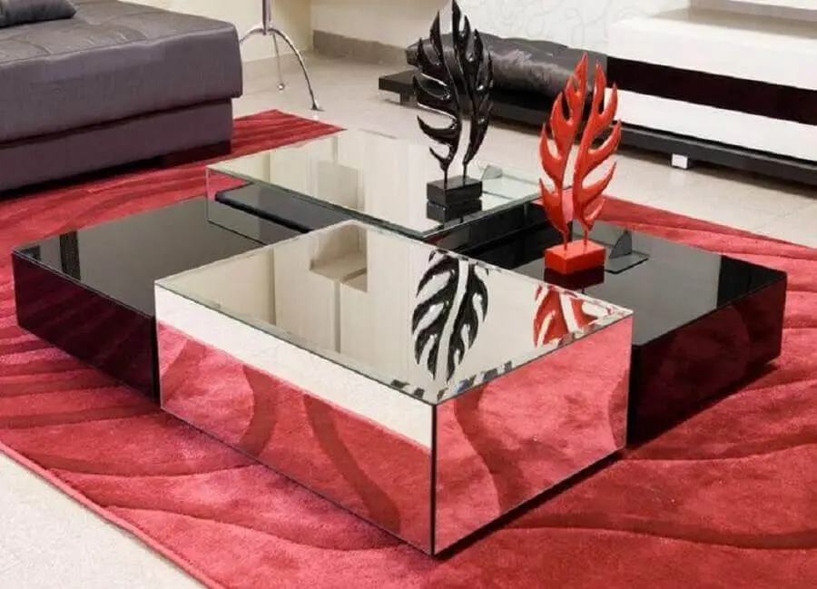 decoração de sala com tapete vermelho e mesa de centro preta espelhada Foto Pinterest