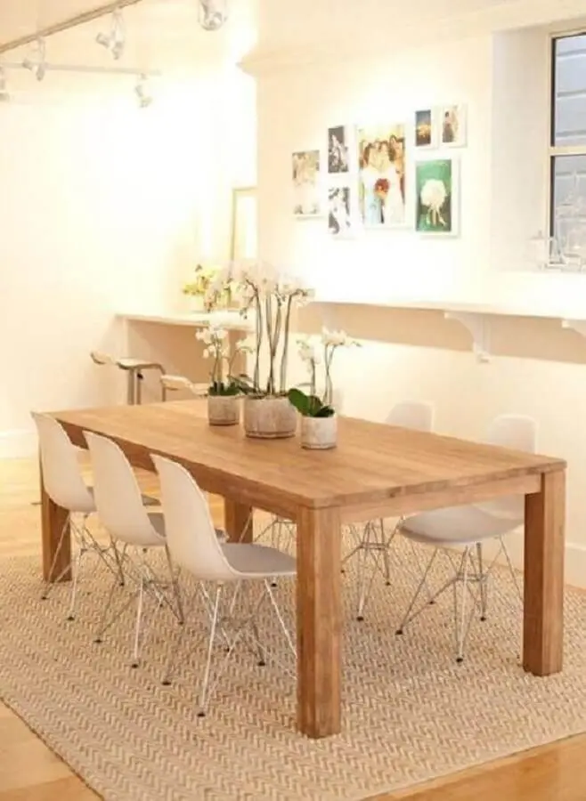 decoração de sala de jantar com mesa de madeira e tapete sisal bege Foto Pinterest