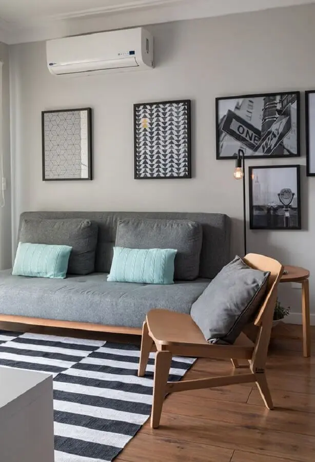 decoração de sala moderna com poltrona de madeira e sofá pequeno sem braço Foto Marina Carvalho Arquitetura