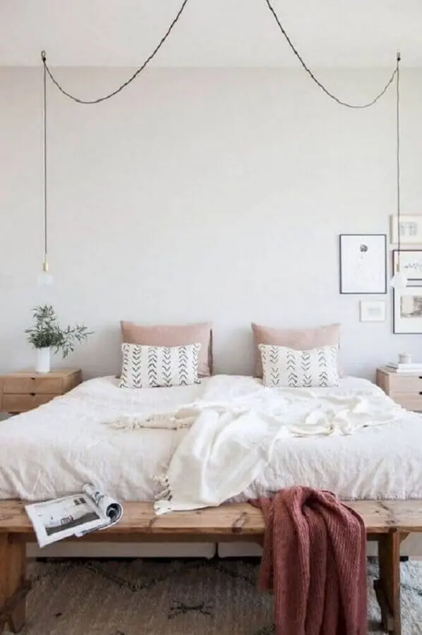 decoração delicada para quarto minimalista feminino com banco de madeira aos pés da cama Foto Pinterest