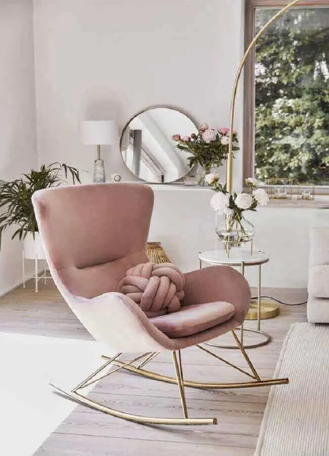 decoração delicada para sala branca com poltrona moderna rosa claro de balanço Foto Westwing