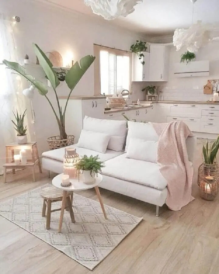 decoração delicada para sala com sofá pequeno branco Foto TheHomeHappy