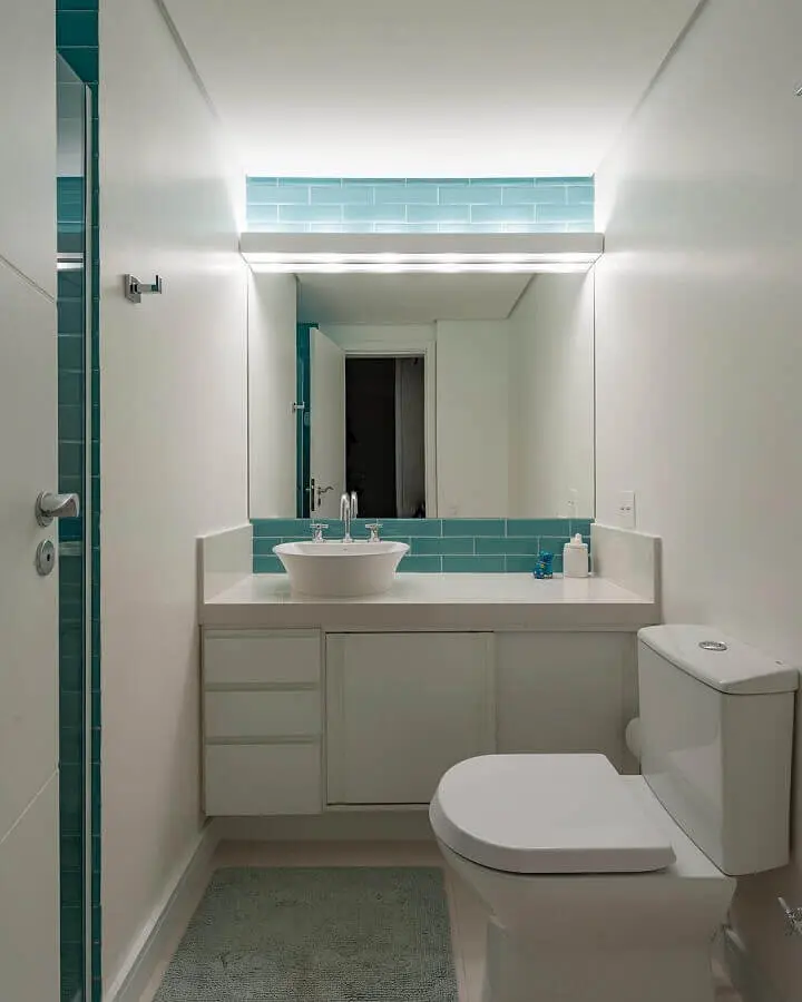 decoração em azul e branco espelheira para banheiro com luminária Foto Lima Orsolini Arquitetura