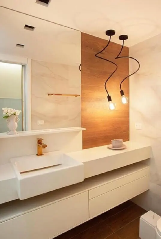 decoração em cores neutras com luminária para banheiro planejado Foto Archtrends