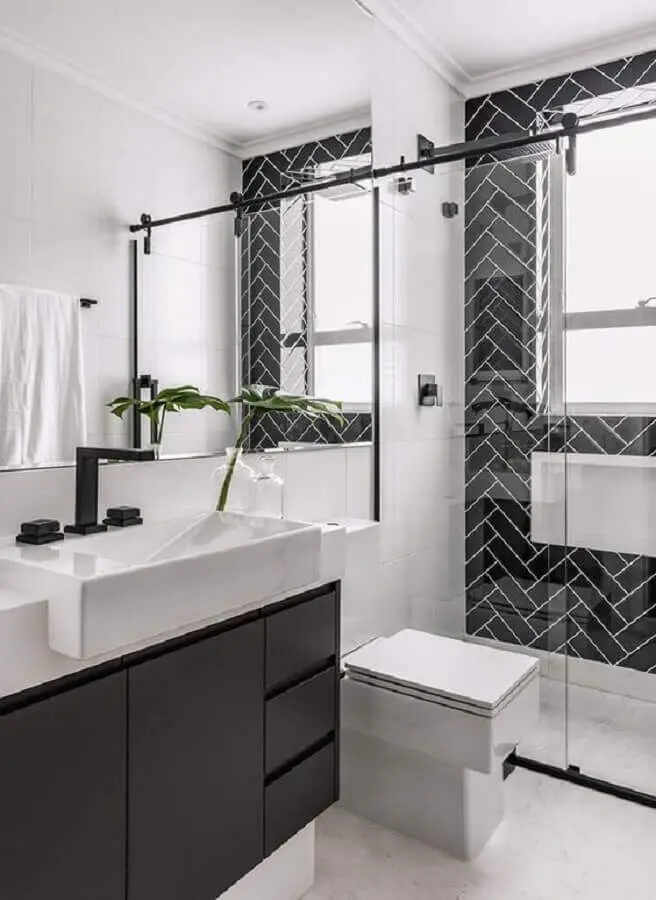 decoração em preto e branco para banheiro pequeno planejado Foto Jeito de Casa
