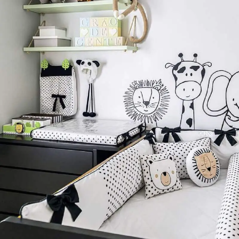 decoração em preto e branco para quarto de bebê com tema animaizinhos Foto Grão de Gente