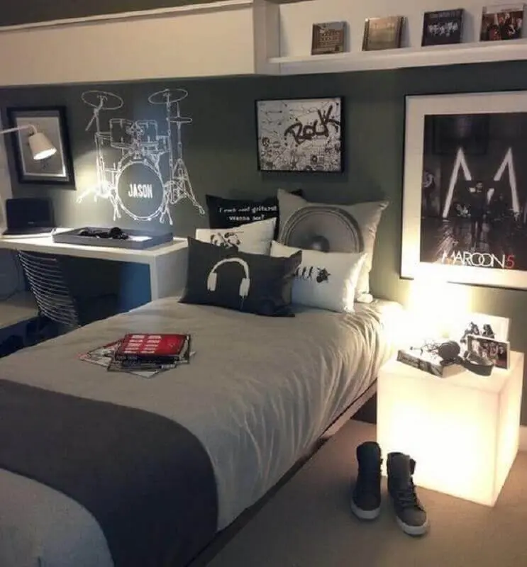 decoração em tons de cinza com quadros para quarto masculino jovem Foto Pinterest