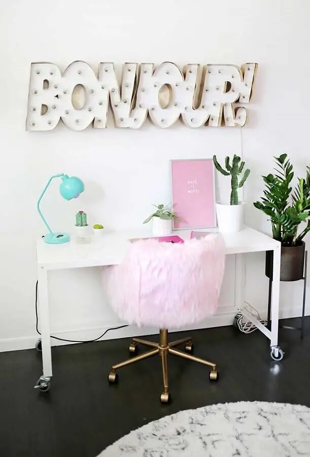 decoração feminina com cadeira para home office com acabamento em pelinhos cor de rosa  Foto Pinterest