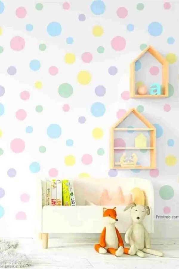 decoração infantil com papel de parede delicado com bolinhas coloridas Foto Pinterest