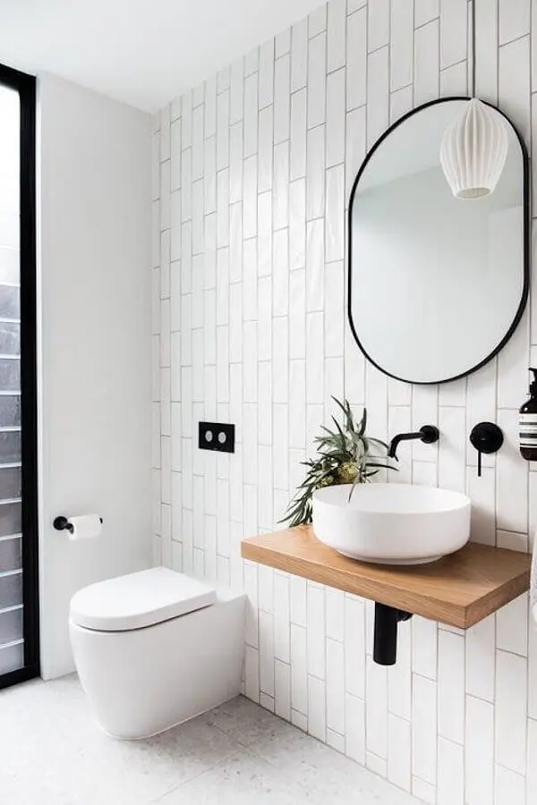 decoração minimalista para banheiro branco com bancada pequena de madeira Foto Pinterest