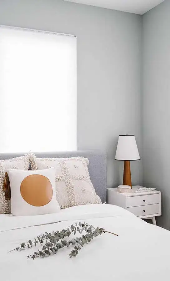 decoração minimalista para quarto cinza e branco com abajur de cabeceira pequeno Foto Fresh IDEEN
