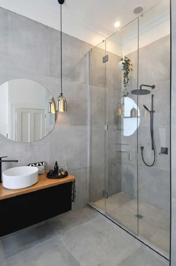 decoração moderna com luminária para banheiro cinza com parede de cimento queimado Foto Futurist Architecture