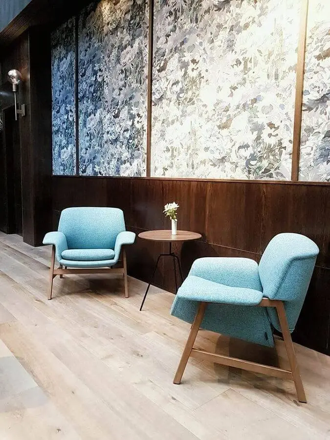 decoração moderna com mesa de apoio redonda e poltrona azul claro Foto Hotel Trotter