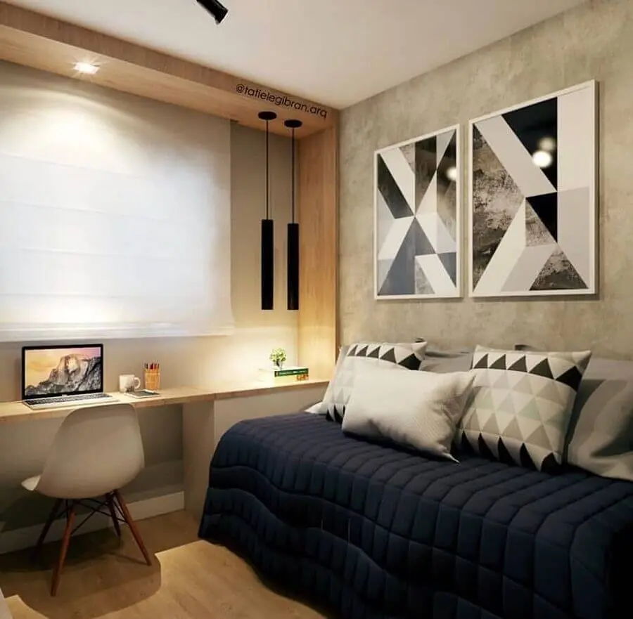decoração moderna com quadros para quarto masculino planejado com bancada de trabalho Foto Jeito de Casa
