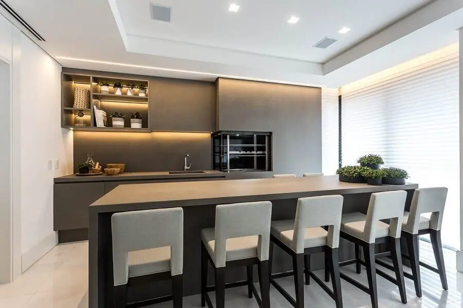 decoração moderna em tons de cinza para apartamento com varanda gourmet com churrasqueira elétrica Foto Dcore Você