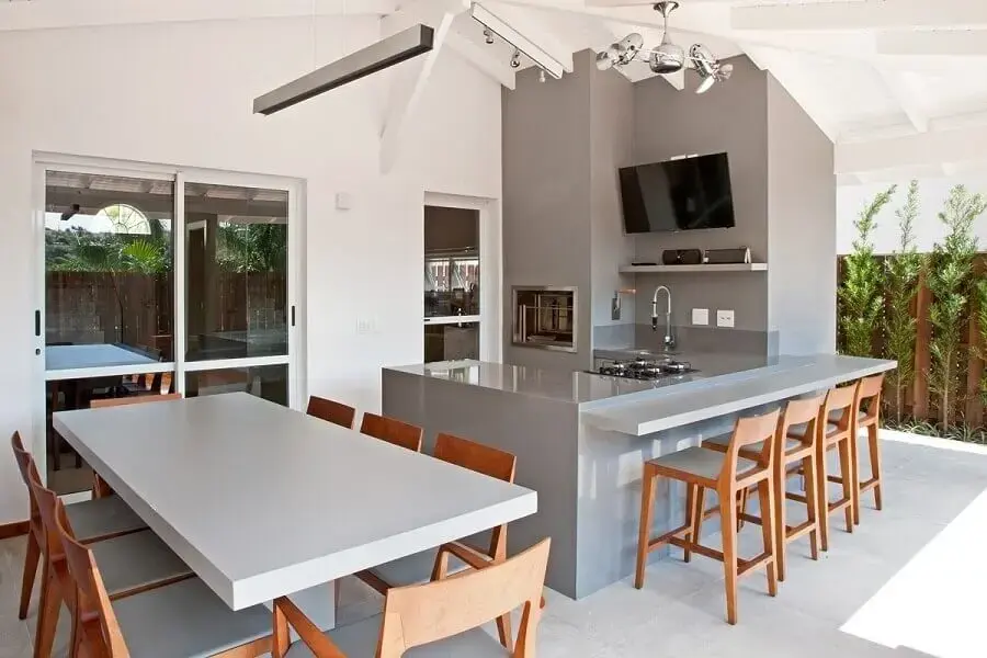 decoração moderna para cozinha gourmet externa cinza e branca Foto Jeito de Casa