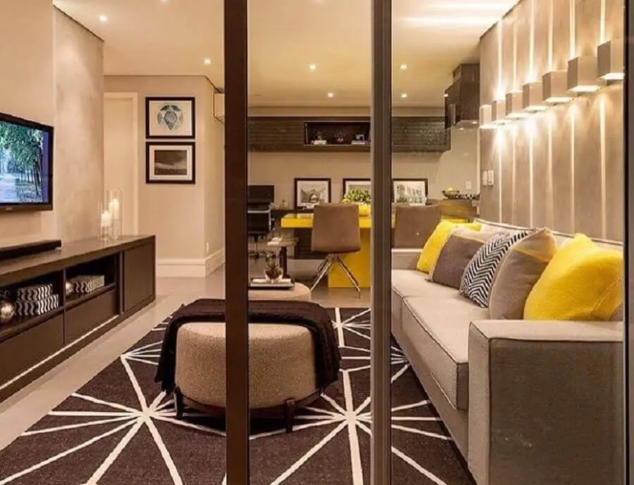 decoração moderna para sala bege com almofadas amarelas Foto Trico Decor