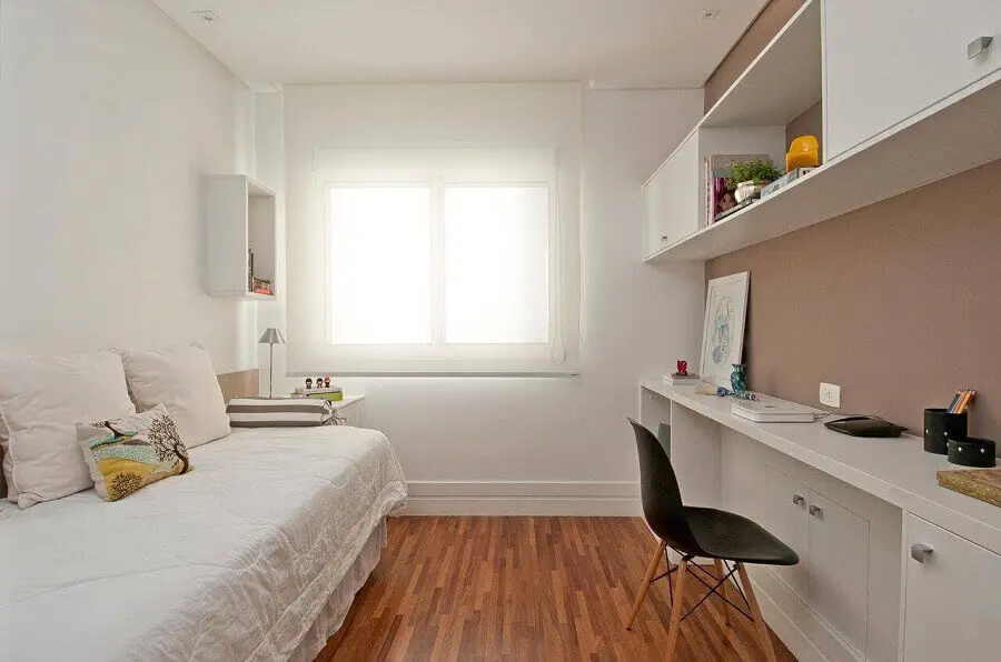 decoração para quarto de solteiro minimalista com móveis de planejados Foto Patricia Kolanian