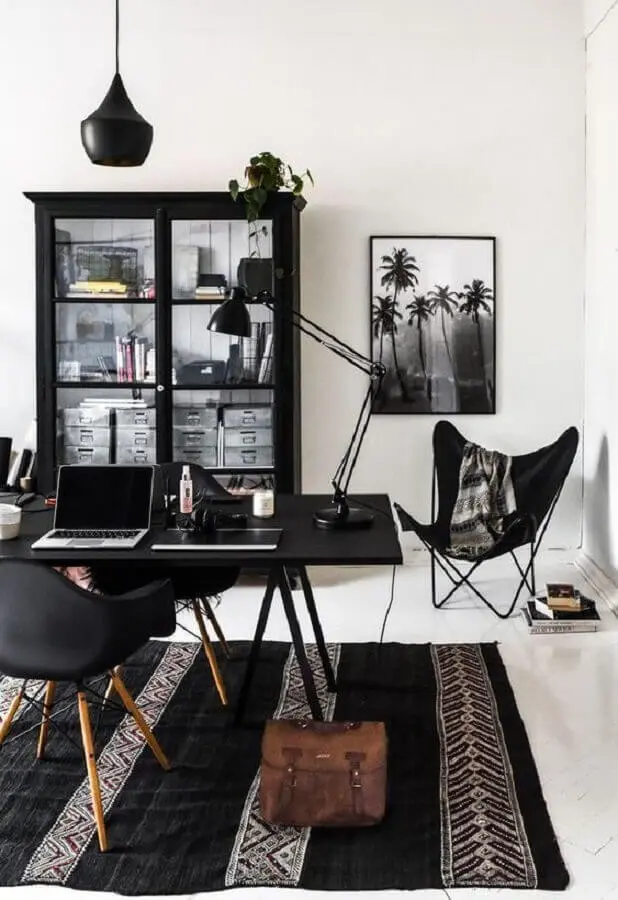 decoração preto e branco para home office com cristaleira antiga Foto Jeito de Casa
