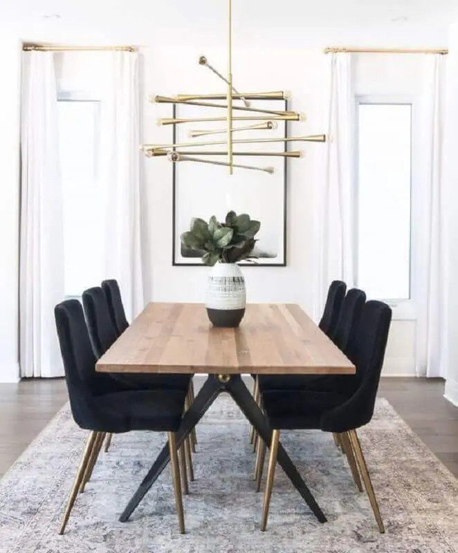 decoração preto e branco para sala de jantar com mesa de madeira e lustre moderno Foto Print Hang Love