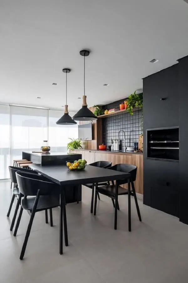 decoração preto e madeira para varanda gourmet com churrasqueira em apartamento moderno Foto Archzine