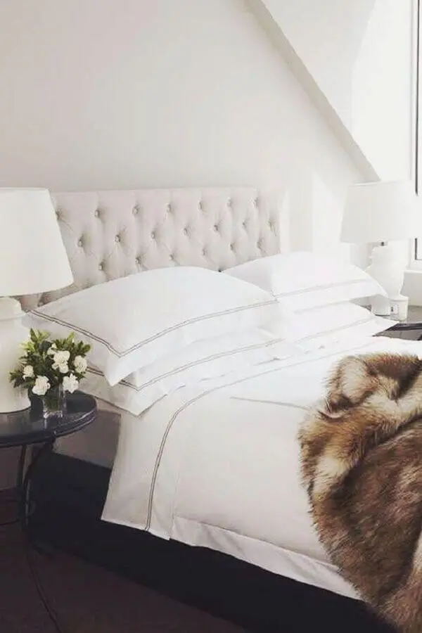 decoração romântica para quarto branco com abajur para mesa de cabeceira Foto Pinterest
