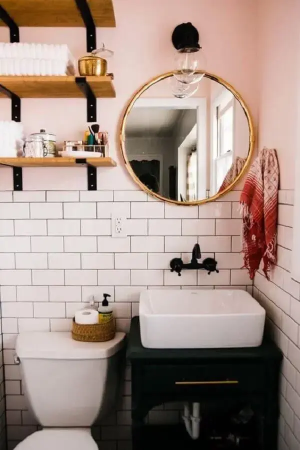 decoração simples com arandela para banheiro rosa pequeno Foto Pinterest