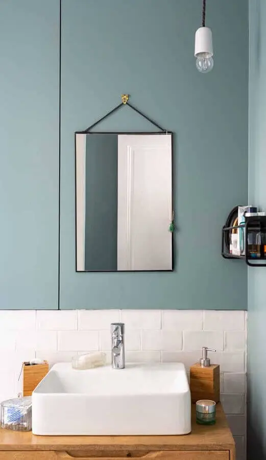 decoração simples com luminária para banheiro com parede azul e bancada de madeira Foto Pinterest
