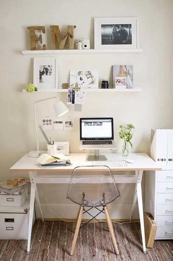 decoração simples com mesa e cadeira para home office pequeno  Foto One Architecture