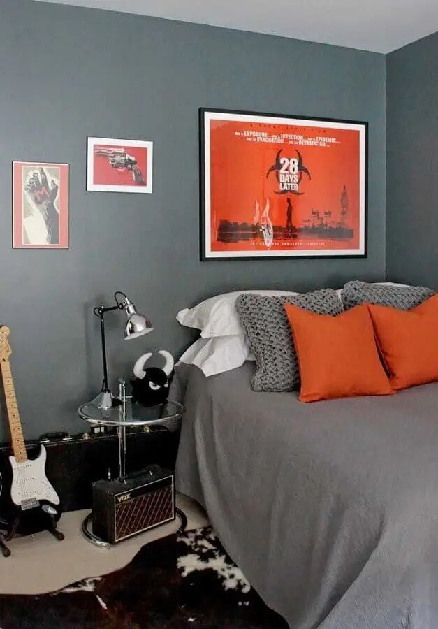 decoração simples com quadros para quarto masculino cinza Foto Pinterest